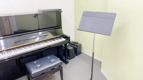 スガナミ楽器 サウンドパーク厚木 練習室レンタル：RoomC（アップライトピアノ）