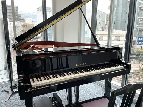 スガナミ楽器 町田センター 練習室レンタル(グランドピアノと窓のある部屋)