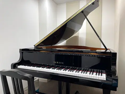 スガナミ楽器 町田センター 練習室レンタル：グランドピアノのある部屋