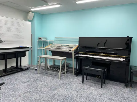 スガナミ楽器 町田センター 練習室レンタル：アップライトピアノと電子ピアノのある部屋