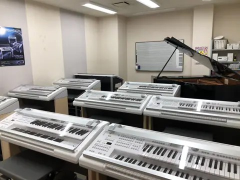 スガナミ楽器 相模原センター 練習室レンタル：エレクトーンとピアノのある部屋