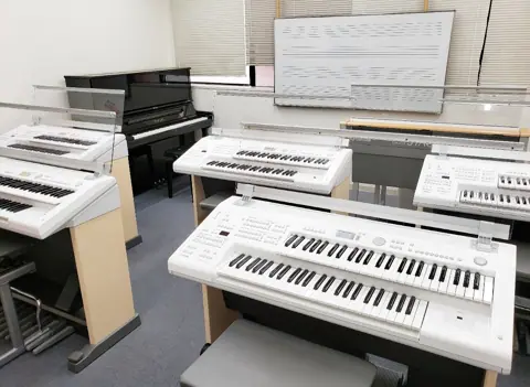 スガナミ楽器 鶴川駅前センター 練習室レンタル：エレクトーンのある部屋