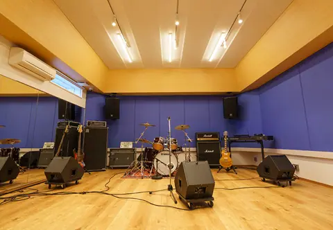 SUGI studio：ドラムとアンプのある練習室