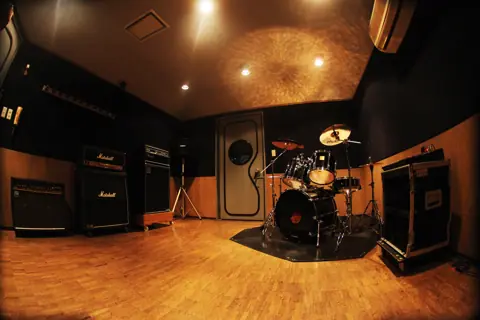サン・ミュージックスタジオ：ドラムとアンプのある練習室