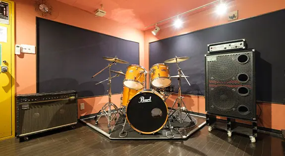 STUDIO TARUREC(ドラムとアンプのある練習室)