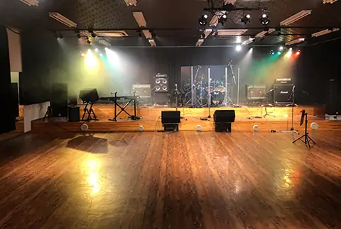 天理楽器 ホール音蔵：ステージとフロア