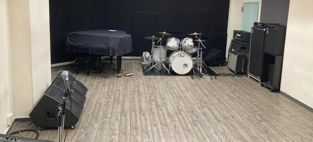 セオリスタジオ（ドラムとアンプ、グランドピアノのあるスタジオ）