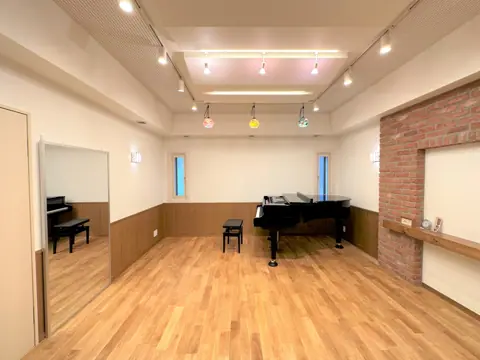 横浜とべ音楽館：グランドピアノのある部屋