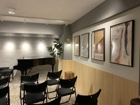 東京音楽堂 日本橋 ピアノホール：グランドピアノと椅子のあるホール