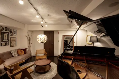 東京音楽堂 日本橋 ピアノサロン：グランドピアノとソファのある部屋