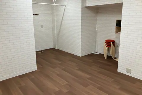 スタジオトマト 久地スタジオ：机のある部屋