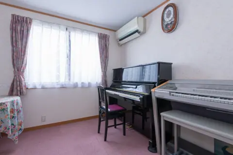 東音楽器足立センター 貸しスタジオ：アップライトピアノと電子オルガンのある部屋