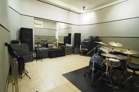 sound studio U-Be：ドラムとアンプのある練習室