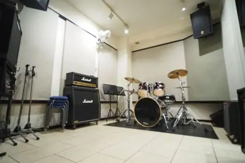 sound studio U-Be：ドラムとアンプのある練習室