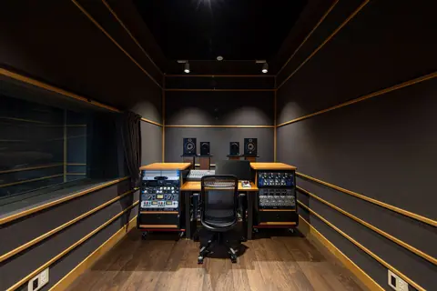 U studio（ユースタジオ）：録音機材のあるコントロールルーム