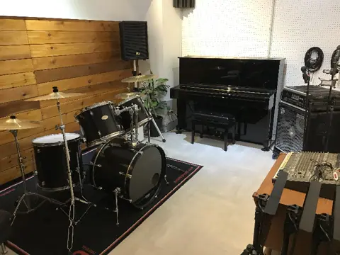 UNI PRIVATE STUDIO（ドラムとアップライトピアノのあるスタジオ）