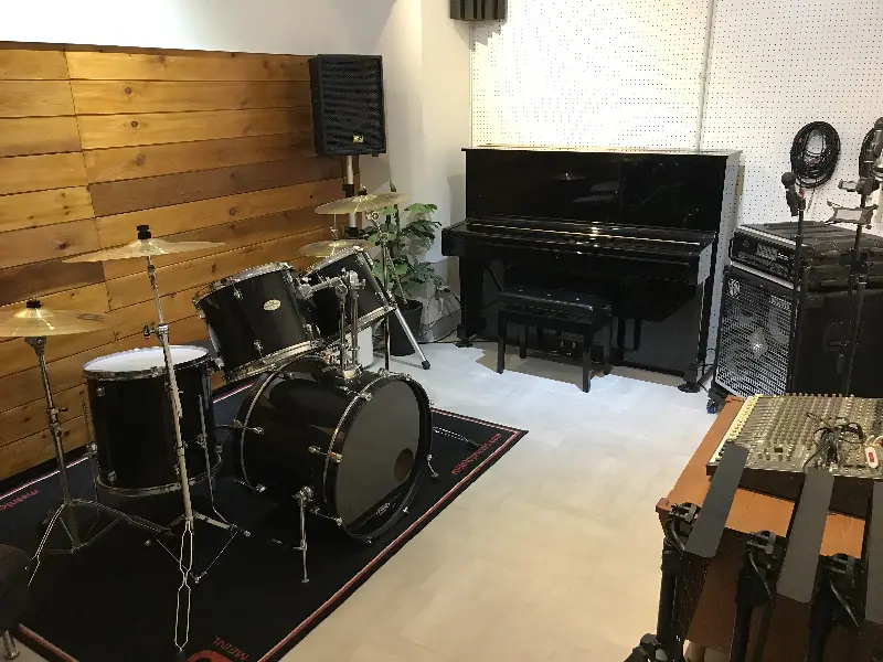UNI PRIVATE STUDIO(ドラムとアップライトピアノのあるスタジオ)