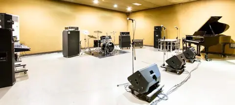 UNION -Sendai Sound Studio-(グランドピアノとドラムのある広い室内)