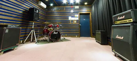 UNION -Sendai Sound Studio-：ドラムとアンプのある練習室