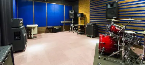 UNION -Sendai Sound Studio-：ドラムとアンプのある練習室