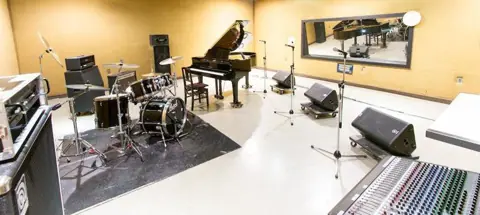 UNION -Sendai Sound Studio-：グランドピアノとドラムのある室内