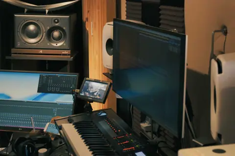USI 新河岸音楽工務所（モニターとキーボードのある制作部屋）
