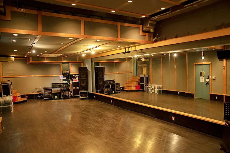 VAMOS studio（バモス スタジオ）（鏡と舞台のある広い室内）
