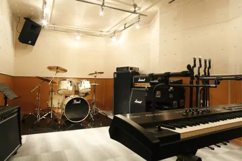 velvet room studio(ベルベットルームスタジオ)（ドラムとキーボードのある練習室）