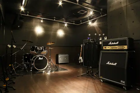 velvet room studio(ベルベットルームスタジオ)：ドラムとアンプのある練習室