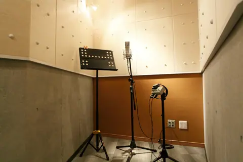 velvet room studio(ベルベットルームスタジオ)：マイクスタンドのあるブース