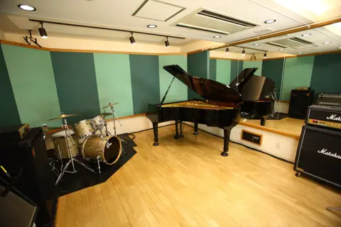 Vivo Sound Studio(グランドピアノとドラムのある練習室)