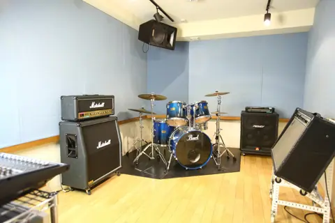 Vivo Sound Studio：ドラムとアンプのある練習室