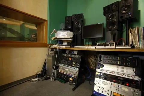 Vivo Sound Studio：モニタースピーカーと機材のあるコントロールルーム