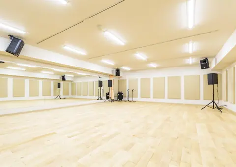 和太鼓スタジオ音魂：鏡とスピーカーのある広い練習室