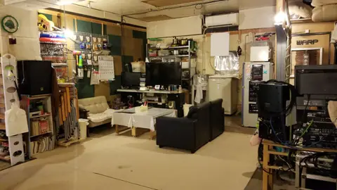 ワゴムスタジオ（wa-gom studio）：ソファのあるスペース