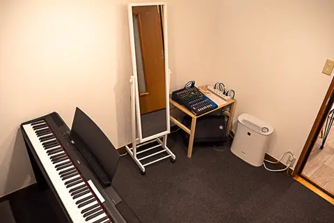 ワオン・スタジオ 御茶ノ水（電子ピアノと鏡のある部屋）