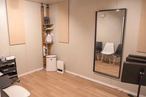 ワオン・スタジオ 横浜:ミラーと椅子のある部屋