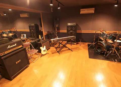 Whiteroad Sound Studio(ホワイトロードスタジオ)(ドラムとアンプのある練習室)