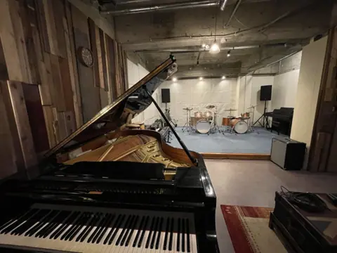 音楽スタジオ・Jクラブ（ウィンズラボ）（ROOM-B（グランドピアノ・ドラム））
