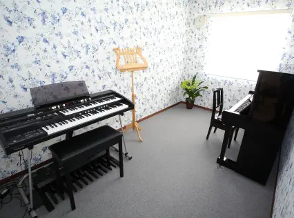 やぎ楽器 レンタルスタジオ（姫路）：電子オルガンとピアノのある部屋