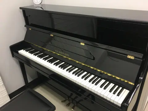 山口綾規スタジオ：アップライトピアノ