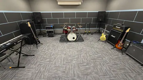 山野楽器 イオンモール鶴見緑地店 バンド専用スタジオ（ドラムとアンプのある練習室）