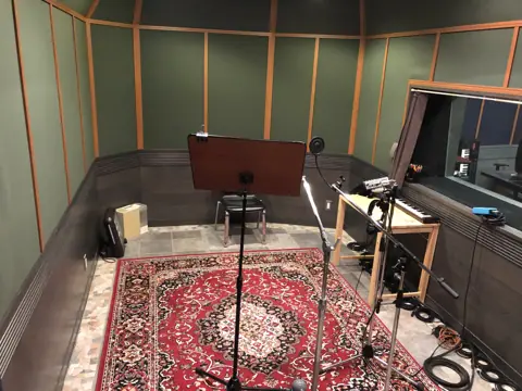 Yellow Studio（OCTO RECORDING STUDIO）：絨毯のあるブース