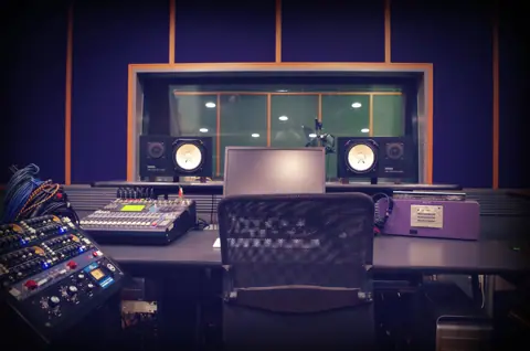Yellow Studio（OCTO RECORDING STUDIO）：コンソールとモニタースピーカー