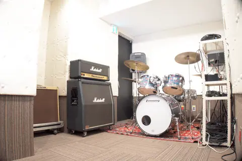 YOKOTA BASE STUDIO（ドラムとマーシャルアンプのある練習室）